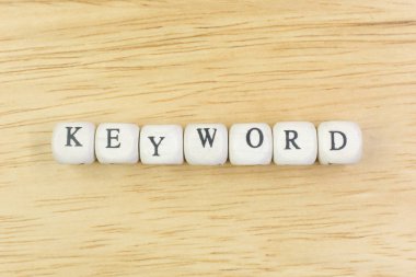 Arka plan için ahşap küp üzerinde anahtar kavramı.