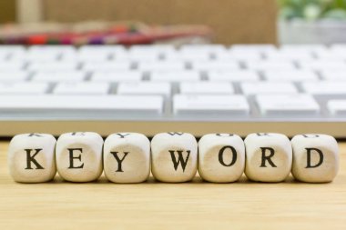 Arka plan için ahşap küp üzerinde anahtar kavramı.