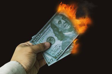 Yanan bir yüz dolarlık banknot