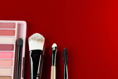 Kozmetik kırmızı parlak plaka üstte görüntüle