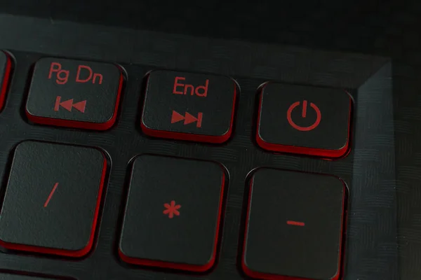 キーボード ノート パソコン画像の赤い電源ボタン — ストック写真