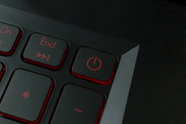 键盘笔记本电脑图像上的红色电源按钮 — 图库照片
