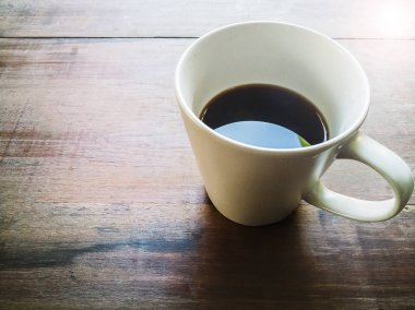 Ahşap masa sabah saat üzerinde kahve fincanı.