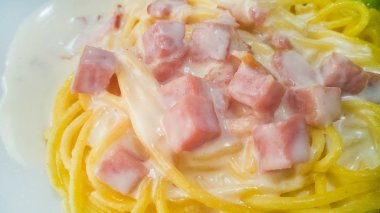 Kremalı spagetti carbonara görüntüyü kapat.