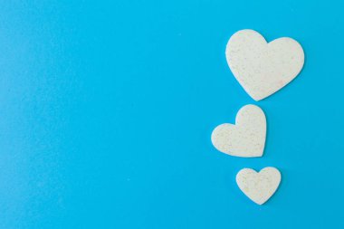 Mavi arka plan üzerinde kalp yakın görüntü kadar.