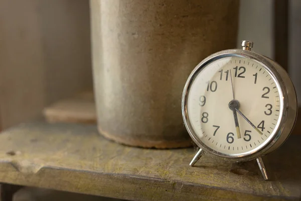 Allarme Orologio Vintage Bianco Vicino Alla Luce Della Finestra — Foto Stock