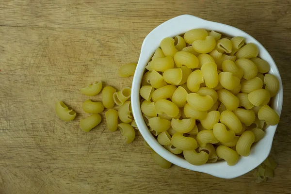 Maccheroni Crudi Ciotola Bianca Tavola Legno — Foto Stock