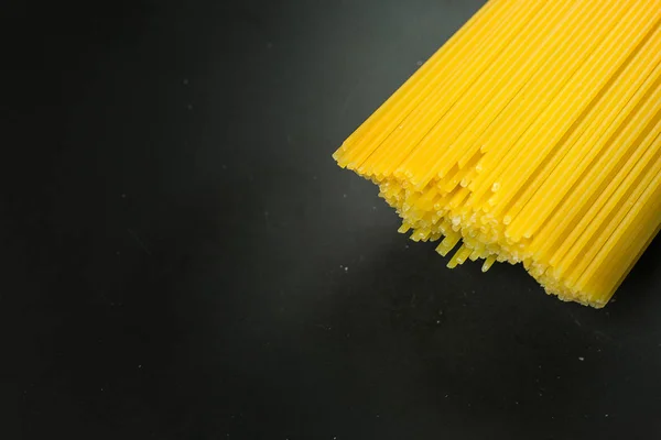 Los Espaguetis Crudos Sobre Plato Negro — Foto de Stock