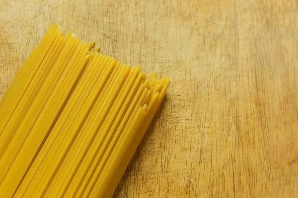 Spagetti ham ahşap masa beyaz