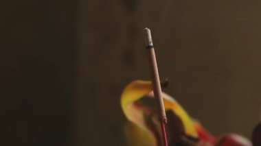 Tütsü sopa ve tütsü yakma gelen duman.