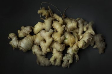 Zencefil gıda içerik için siyah plaka üzerinde.