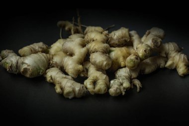 Zencefil gıda içerik için siyah plaka üzerinde.