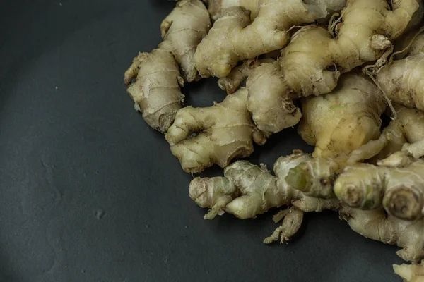 黑色盘子上的生姜 用于食物含量 — 图库照片