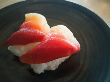 Siyah plaka Japon gıda nigiri hokkigai.