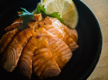 Somon tabağı ahşap masa Japon gıda.