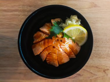 Somon tabağı ahşap masa Japon gıda.