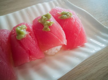 Beyaz tabak Japon gıda nigiri tuna.