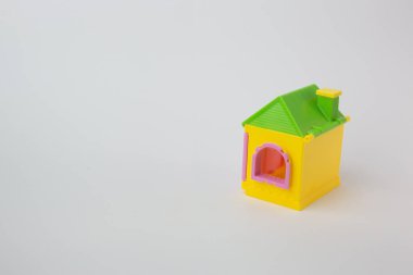  Beyaz arka planda yakın görüntü kadar ev oyuncak.