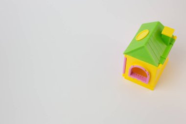  Beyaz arka planda yakın görüntü kadar ev oyuncak.