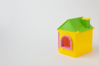  Beyaz arka planda yakın görüntü kadar ev oyuncak.