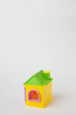  Beyaz arka planda yakın görüntü kadar ev oyuncak.