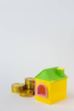  Beyaz arka planda yakın görüntü kadar ev oyuncak.