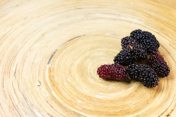 Amoreira Fruta Tigela Branca Mesa Madeira — Fotografia de Stock