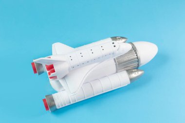 Mavi arka plan görüntü uzay gemisinde yakından.