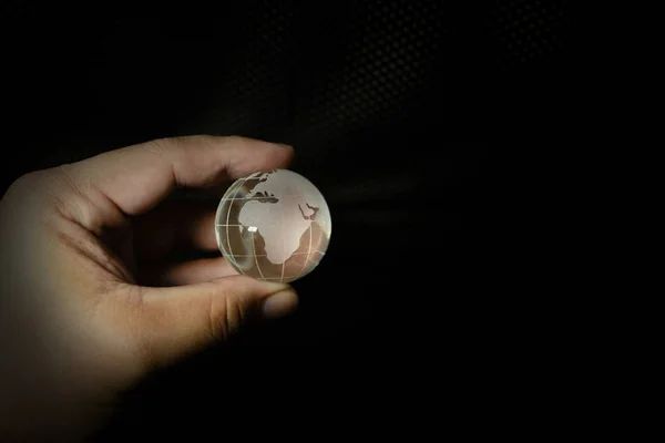 ガラス球の惑星地球と手画像. — ストック写真