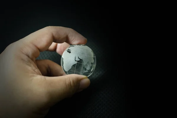 Скляна куля планети Земля і ручне зображення . — стокове фото