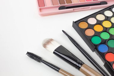 Kozmetik düz beyaz arka plan üzerinde yatıyordu