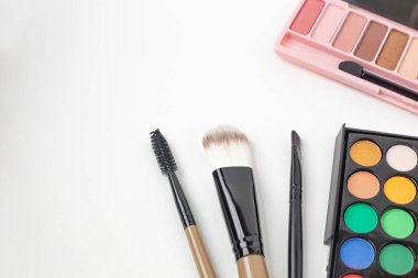 Kozmetik düz beyaz arka plan üzerinde yatıyordu