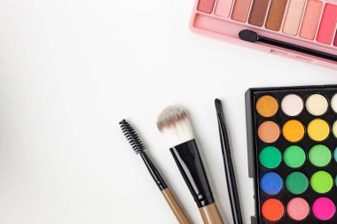 Kozmetik düz beyaz arka plan üzerinde yatıyordu