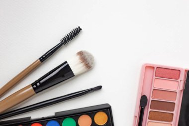 Kozmetik düz beyaz arka plan üzerinde yatıyordu