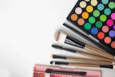 Kozmetik düz beyaz arka plan üzerinde yatıyordu