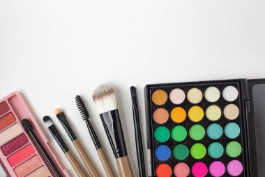 Kozmetik düz beyaz arka plan üzerinde yatıyordu