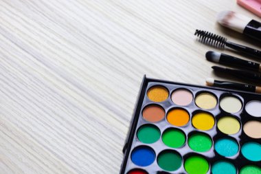 Kozmetik düz ahşap zemin üzerinde yatıyordu