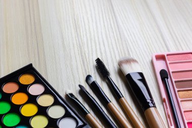 Kozmetik düz ahşap zemin üzerinde yatıyordu