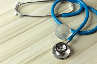 ahşap arka plan görüntüsü üzerinde stetoskoplar u kapatın