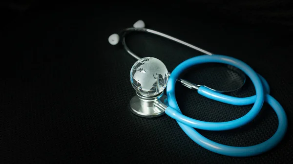 Stetoskop på svart bakgrundsbild närbild — Stockfoto