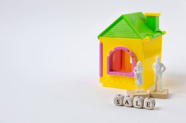 Beyaz arka plan görüntüsü üzerinde ev oyuncak yakın çekim