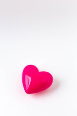 Beyaz arka plan üzerinde kalp yakın görüntü kadar.