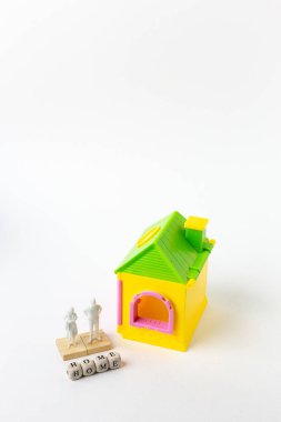 Beyaz arka plan görüntüsü üzerinde ev oyuncak yakın çekim