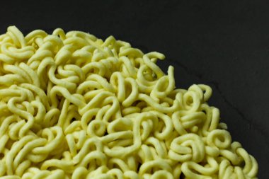 Anlık noodle siyah seramik tabak kapat.