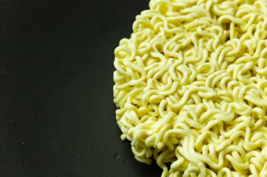 Anlık noodle siyah seramik tabak kapat.
