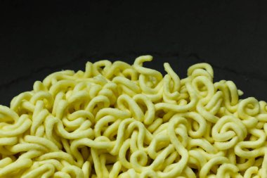 Anlık noodle siyah seramik tabak kapat.