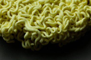 Anlık noodle siyah seramik tabak kapat.