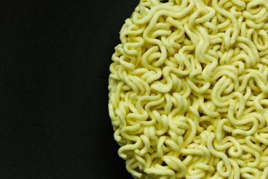 Anlık noodle siyah seramik tabak kapat.