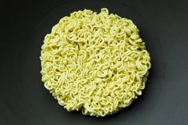 Anlık noodle siyah seramik tabak kapat.