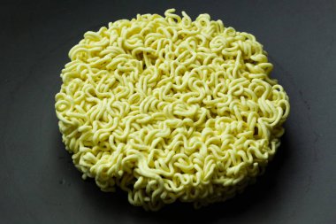 Anlık noodle siyah seramik tabak kapat.